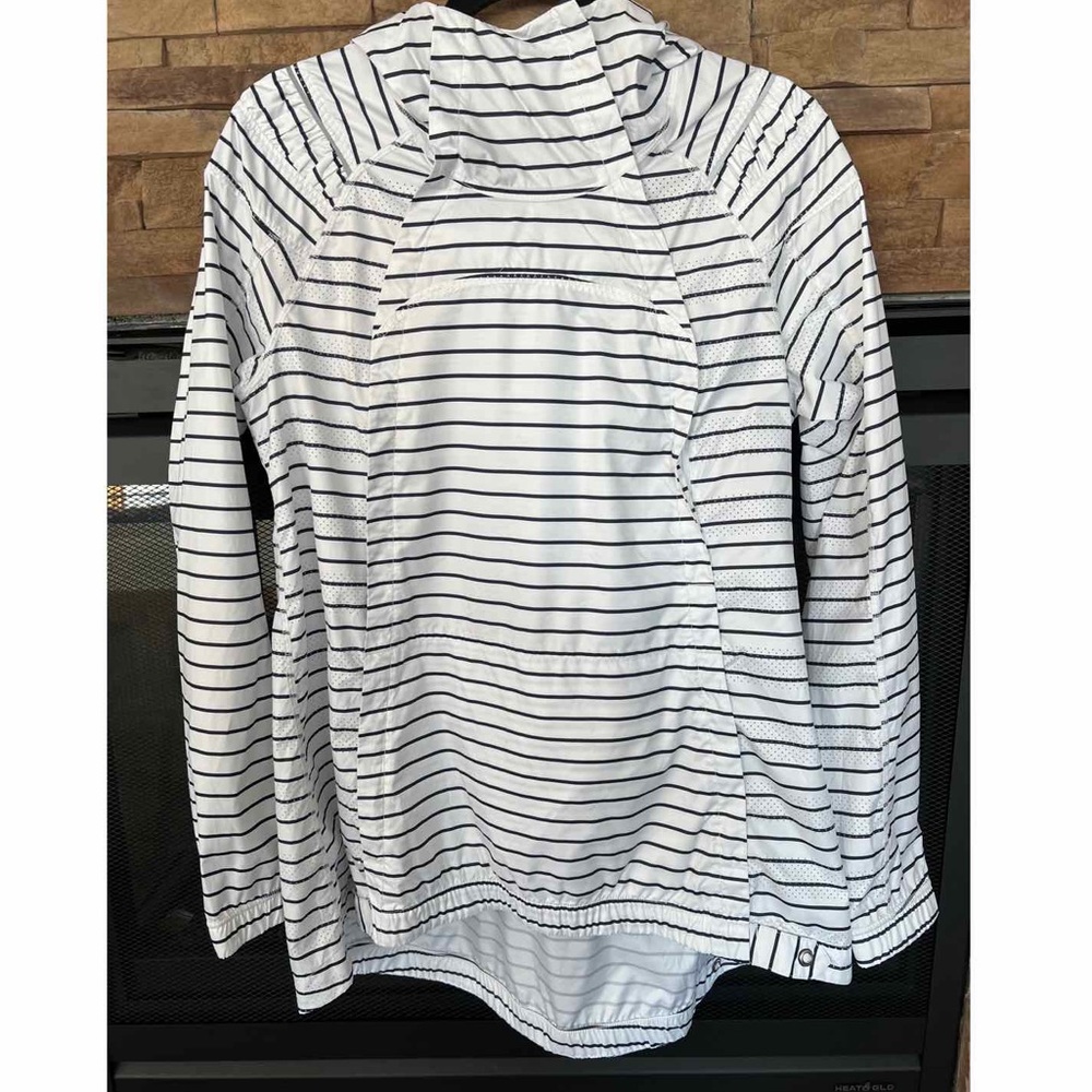 NWOT LuLuLemon White and Navy Hooded Windbreaker, Size 10